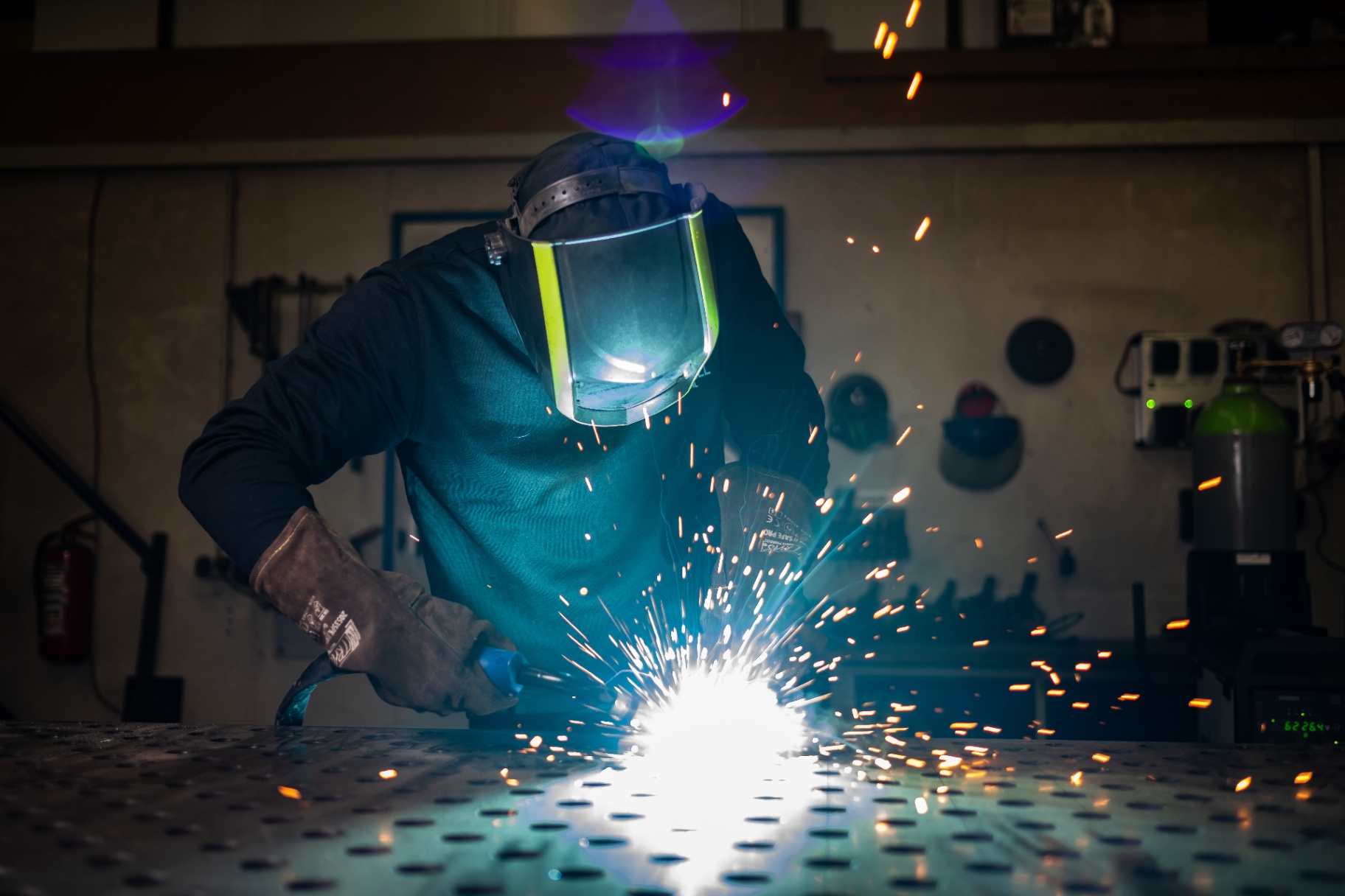 Schweißer von Baur Metall bei der Arbeit – Funkenflug in der Werkstatt Dotternhausen